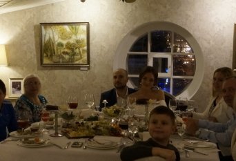 Праздничный свадебный ужин в ресторане Чердак художника романтичен и незабываем. 
