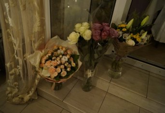 Розы - символ любви и верности и их много не бывает. 