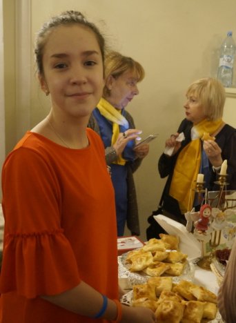 Маша Родыгина с пирожками от ресторана-фондю Чердак художника .