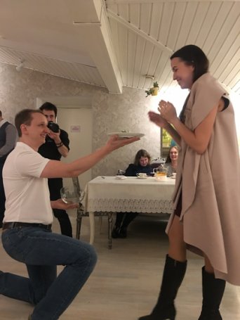Максим дарит обручальное кольцо Юлии, теперь они жених и невеста.