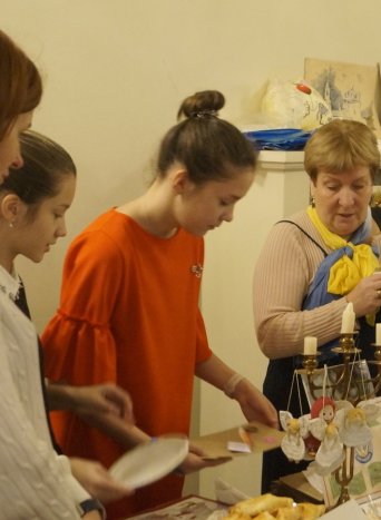 Женский клуб Soroptimist Neva Club и Арт-пространство Чердак художников на Благотворительном Базаре -2017