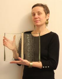 Скульптор Светлана Мельниченко  получает приз за серию работ  под названием "Слияние", "Камасутра".