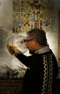 Сергей Белоусов - член союза художника РФ пьет до дна  из призовой чаши  за "Глубину в искусстве")