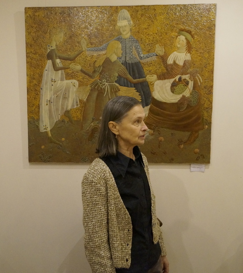 Художница Галина Русак на фоне картины из новой коллекции "Времена года".