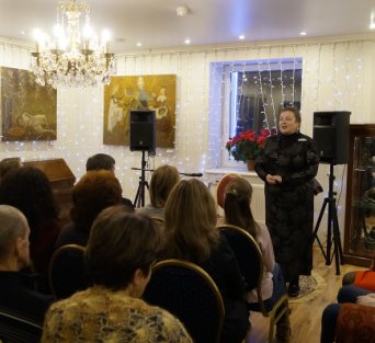 Галина Ауходиева, арт-менеджер Галереи Искусств, открывает концерт. 