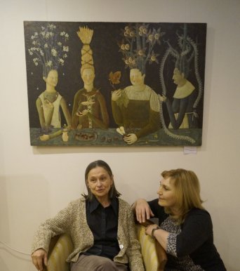 Галины Русак и Ольга Стрелецкая, зам. директора по развитию и рекламе арт-пространства Чердак художника беседуют под картиной Времена года о живописи и жизни.