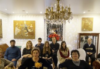 Мессереровский зал, в котором проходят кинопросмотры, в последнюю встречу в Киноклубе сверкал гирляндами, добавляя новогоднего настроения. 