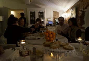 В ресторане-фондю Чердак художника киноклубовцы проводили старый новый год и подняли бокалы за наступающий Новый 2018 год.