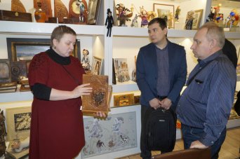 Галина Ауходиева, арт-менеджер Галереи Искусств, проводит экскурсию для участников творческой встречи.