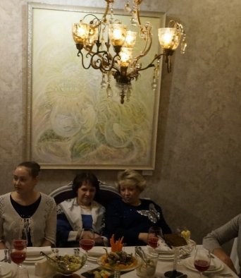 После деловой части в ресторане-фондю Чердак художника участников ждёт новогодний банкет. 