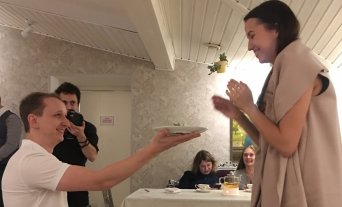 Максим дарит обручальное кольцо Юлии, теперь они жених и невеста.
