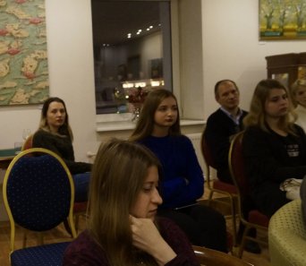 И хотя наше сообщество кинолюбов в этот раз собралось не в полном составе, мощная по смысловому наполнению кинокартина Андрея Тарковского Жертвоприношение зацепила молодую аудиторию. 