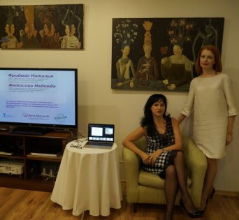 Наталья Фридманн (в кресле) - врач-дерматолог, косметолог, специалист антивозрастной медицины, главный врач клиники АртМедия . Надежда Фетисова - врач-эндокринолог, диетолог и специалист антивозрастной медицины.