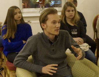 Александр считает, что Тарковский всегда ставил в своих фильмах вопросы эсхатологические. Самый сложный выбор-это выбор между личным счастьем и общественной пользой.