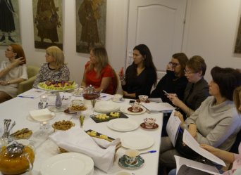 Семинар - это не только приятная обстановка и интересные собеседники, но и лекции, тесты и домашние задания. Без труда кросоты и здоровья не добьешься, считают ученики школы Без возраста .