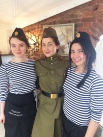Сотрудники галереи в военном и морском наряде ко Дню Великой Победы
