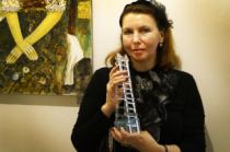 Художник Татьяна Бунь и приз "Лестница в небо" за мечтательность в искусстве.
