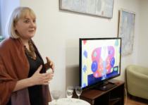 Татьяна Белинская демонстрирует работы своих учеников художественной школы
