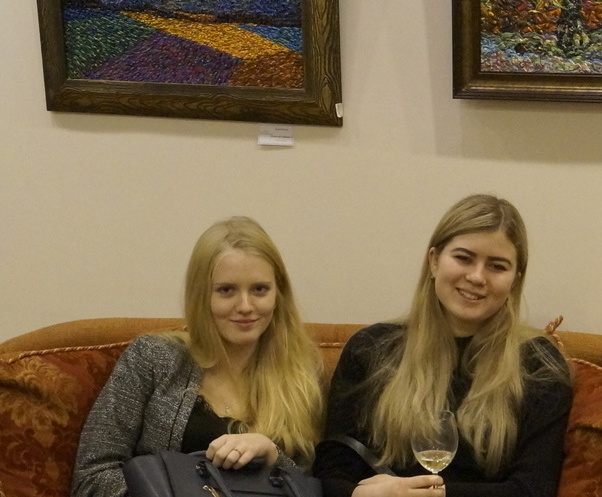 Студентки Арина Харлина и Маша Сабелкис впервые пришли в киноклуб, но планируют стать постоянными участниками.