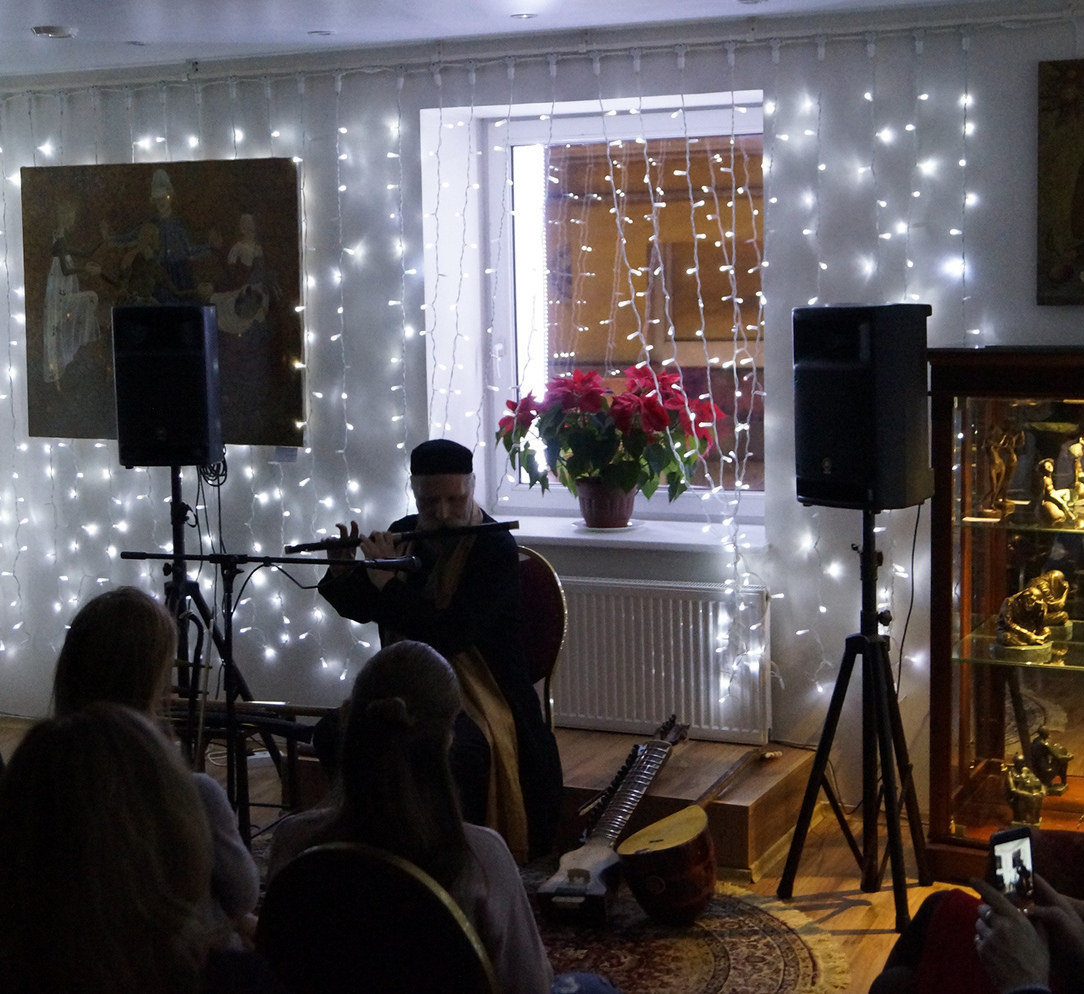 Сергей Гасанов играет на флейте. Нежные звуки инструмента и оригинальное освещение зала завораживали слушателей.