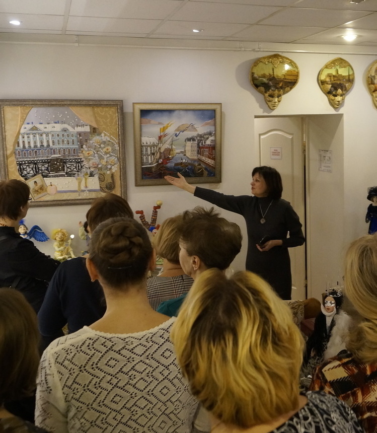 Ольга Зикеева, арт-менеджер Галереи Искусств, продит экскурсию по выстовочным залам галереи.