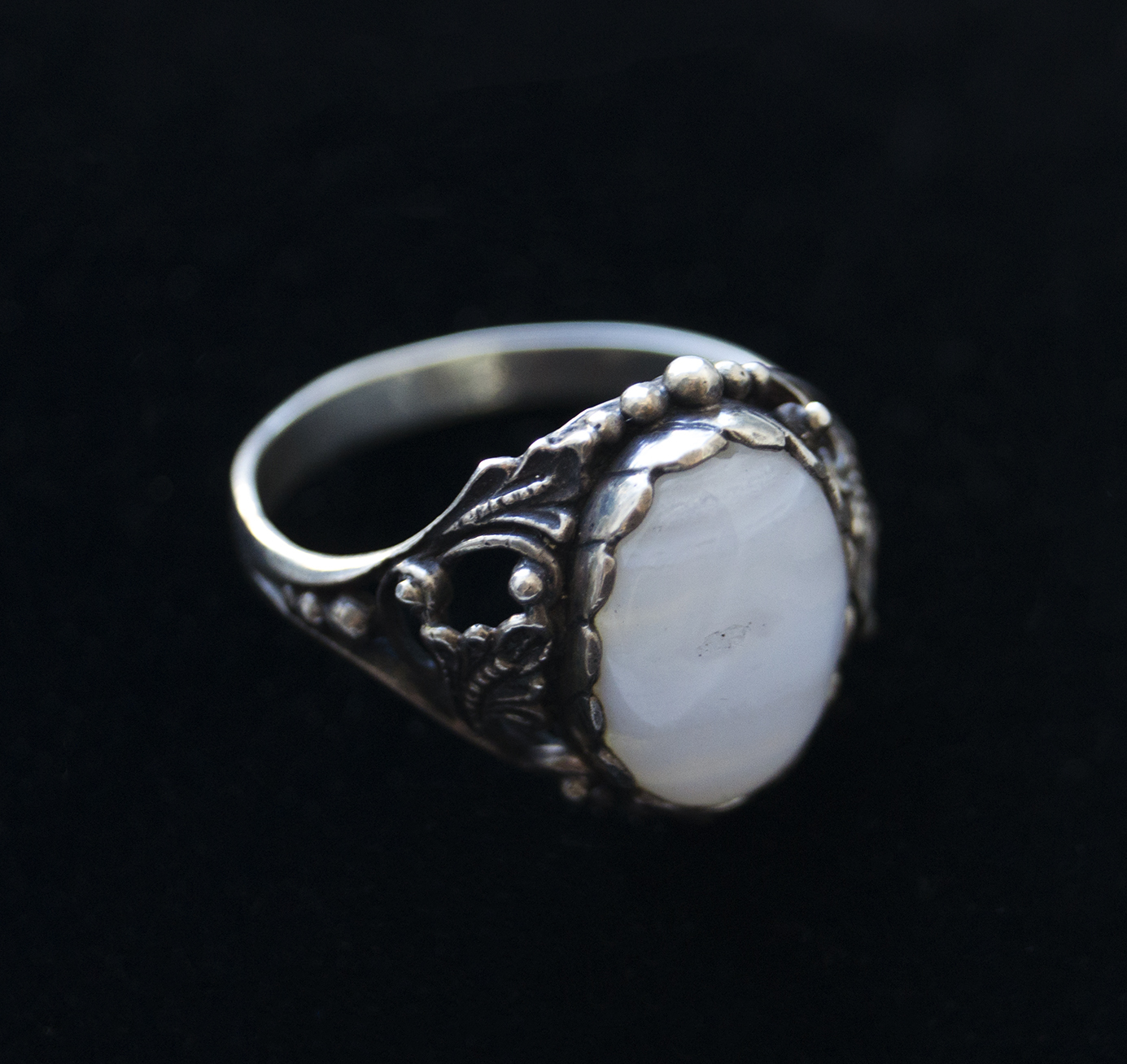 Кольцо с белым камнем (Ю. Дробаха)